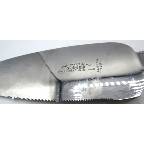 361 - A stainless steel cake/pie slice with sterling silver marked handle.
Condition report: Surface scrat... 