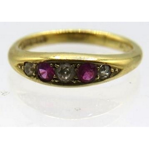 389 - An 18ct yellow gold ring set with three diamonds and two rubies. Centre diamond approx 0.07cts, size... 