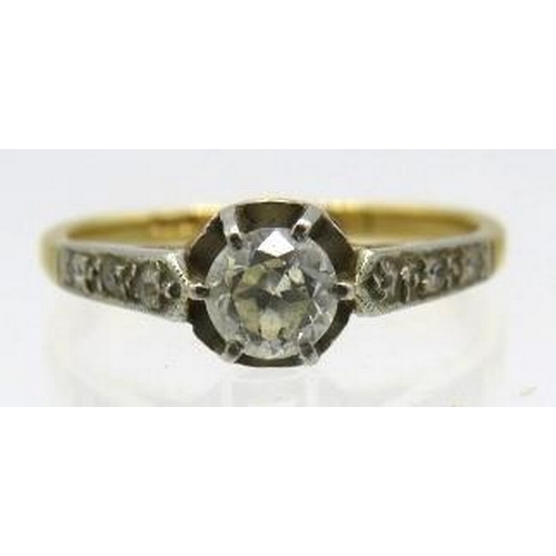 392 - An 18ct yellow gold solitaire diamond ring with diamond shoulders. Centre diamond approx 0.25cts, si... 