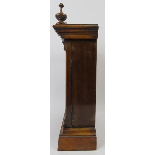 91 - - A European carved walnut mantle clock, 19th/early 20th century. With Neoclassical elements. Key pr... 