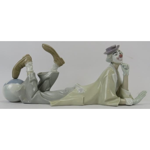 94 - A large Lladro clown figurine. 15 in (38 cm) length. Condition report: Excellent condition.