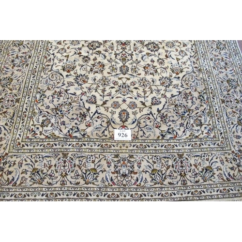 926 - A fine Kashan carpet, even floral pattern on cream ground and in good condition. 305cm x 200cm (appr... 