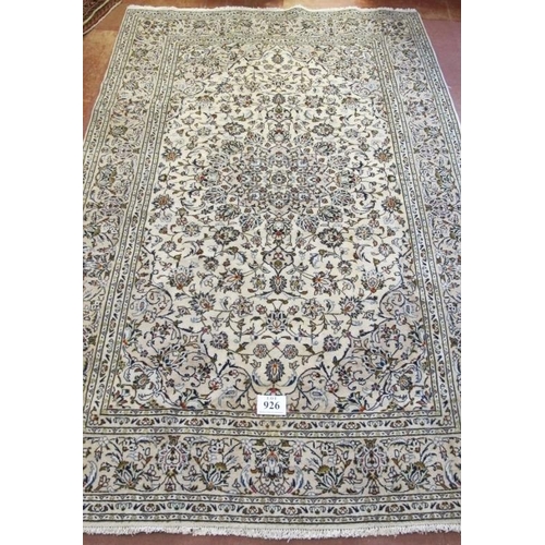 926 - A fine Kashan carpet, even floral pattern on cream ground and in good condition. 305cm x 200cm (appr... 