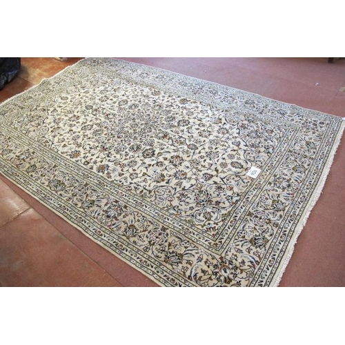 926 - A fine Kashan carpet, even floral pattern on cream ground and in good condition. 305cm x 200cm (appr... 