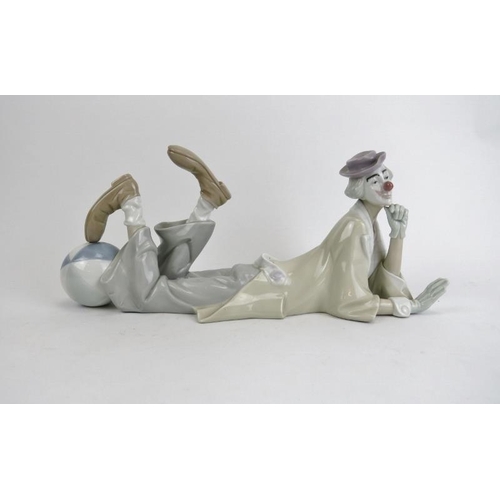 266 - A large Lladro clown figurine. 15 in (38 cm) length. Condition report: Excellent condition.