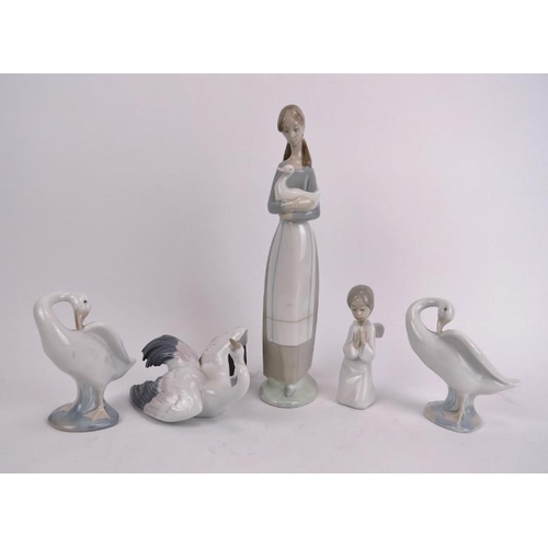 268 - Five pieces of Lladro & Nao porcelain. 11 in (28 cm) tallest height. (5 items).
Condition report: Ti... 