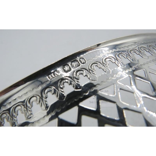 314 - A silver boat shaped dish with pierced decoration and engraved decoration either end, Sheffield 1894... 