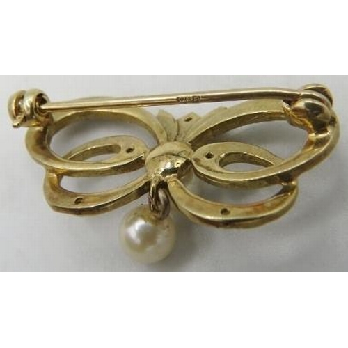 366 - A 9ct yellow gold brooch in the form of a butterfly and set with centre pearl, pearl pendant and sev... 