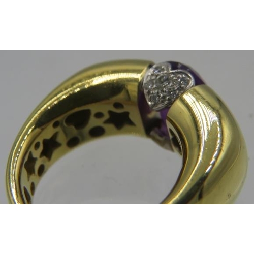 438 - A heavy 18ct yellow gold ring set with centre amethyst, approx 10mm x 8mm. To the top of the ring is... 