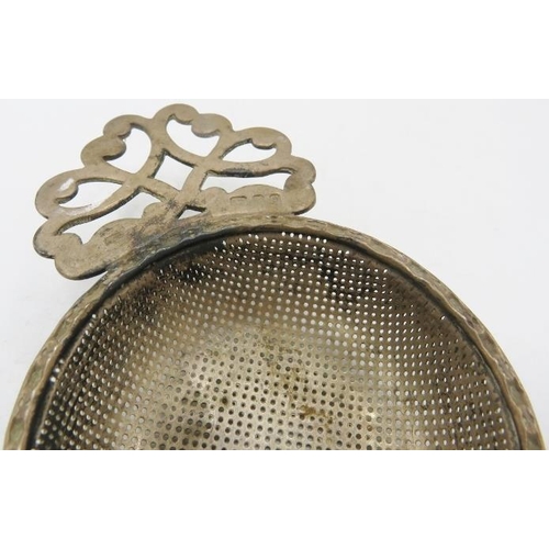 500H - A two handled silver tea strainer, London 1973. Approx weight 1.5 troy oz/47 grams.
Condition report... 