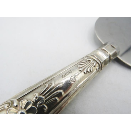 500I - Two Kings pattern silver handled pie servers, Sheffield 1964 & 1967.
Condition report: Surface scrat... 