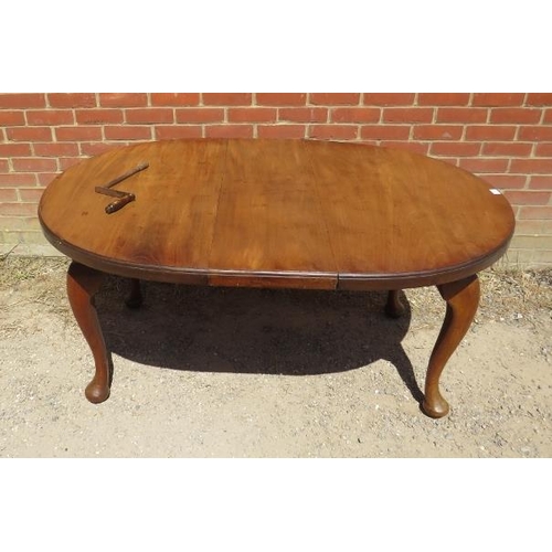 797 - An antique mahogany oval wind-out extending dining table, with additional leaf, on cabriole supports... 