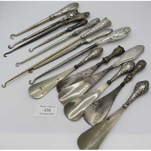 446 - A collection of 14 silver button hooks and shoe horns. All fully hallmarked apart from one.
Conditio... 