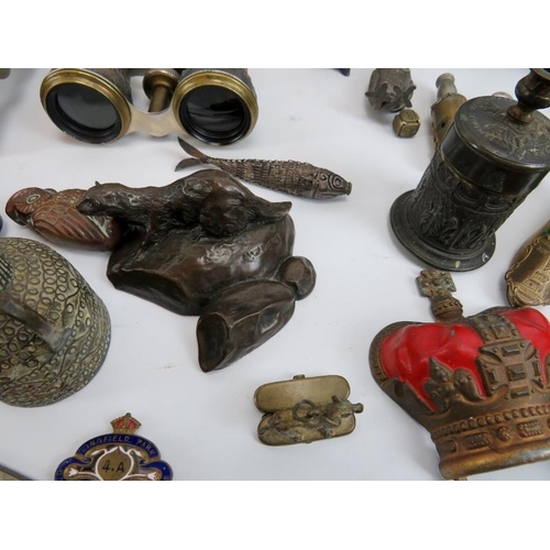 173 - A large collection of antique and vintage collectables. Notable items include: A group of miniature ... 