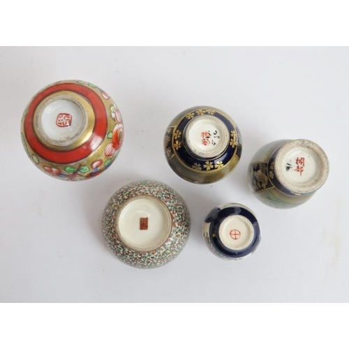 203 - A group of English and Japanese miniature ceramic items, late 19th/early 20th century. Comprising fo... 