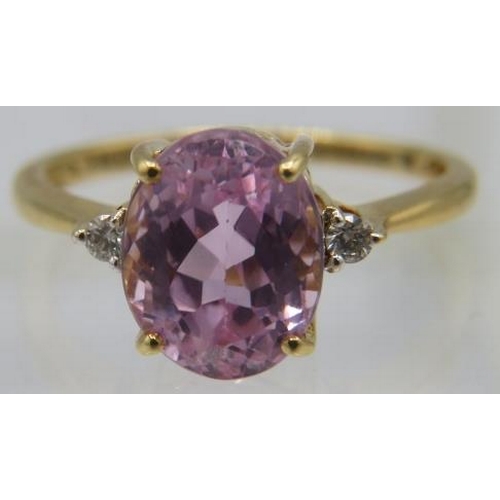 366 - An 18ct yellow gold ring set with centre oval cut kunzite & small diamond either side. Kunzite appro... 