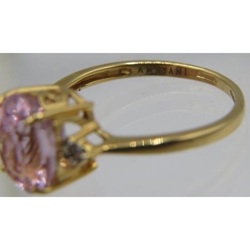 366 - An 18ct yellow gold ring set with centre oval cut kunzite & small diamond either side. Kunzite appro... 