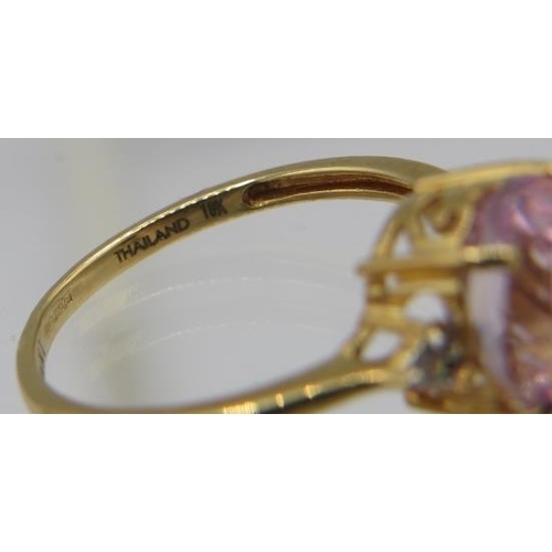 366 - An 18ct yellow gold ring set with centre oval cut kunzite & small diamond either side. Kunzite appro... 