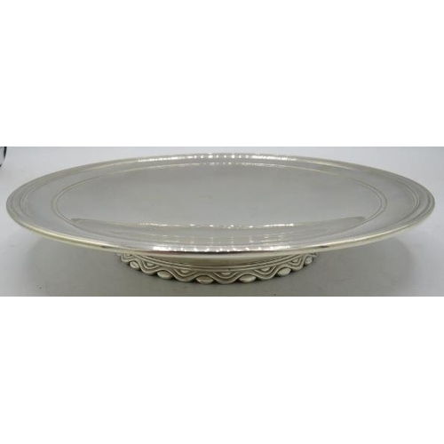 395 - A silver cake dish on a pedestal decorated foot, Sheffield 1943. Approx 8 1/2