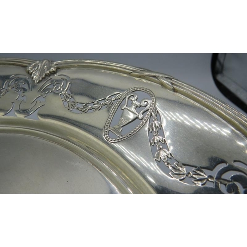 397 - A silver tazza with pierced decoration of Greek urns & foliate design, Sheffield 1907. Approx 6