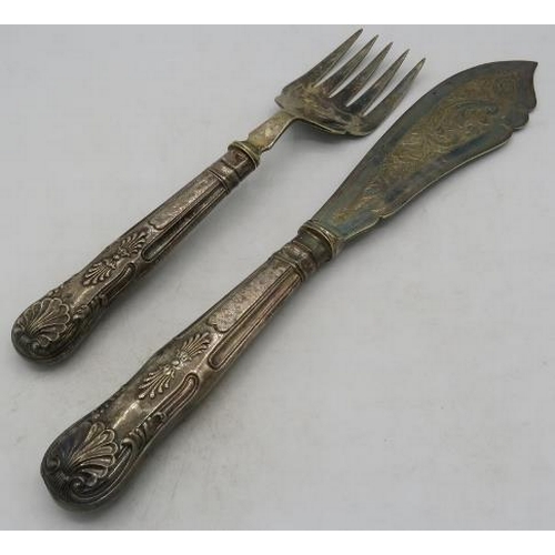 438 - A pair of silver handled Kings pattern fish servers, Sheffield 1901.
Condition report: Some age rela... 