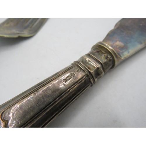 438 - A pair of silver handled Kings pattern fish servers, Sheffield 1901.
Condition report: Some age rela... 