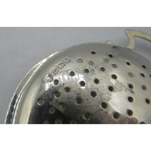 441 - A silver tea strainer with handle, Birmingham 1945. Approx weight 1.7 troy oz/53 grams.
Condition re... 