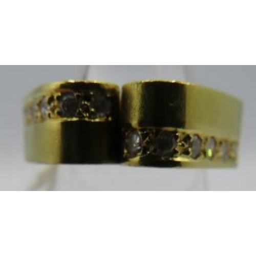 478 - A bespoke 18ct yellow gold scroll ring set with two opposing rows of 7 diamonds, approx 0.25cts, box... 