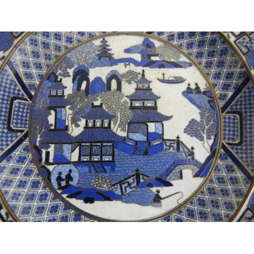 85 - A Chinese cloisonné enamelled Willow pattern dish, 20th century. Finely detailed decoration in blue ... 