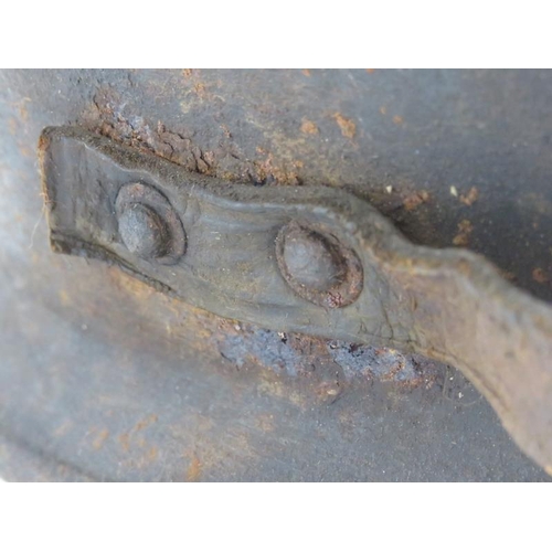 99 - An English wrought iron back plate, probably mid 17th century. Very similar to English armour exampl... 