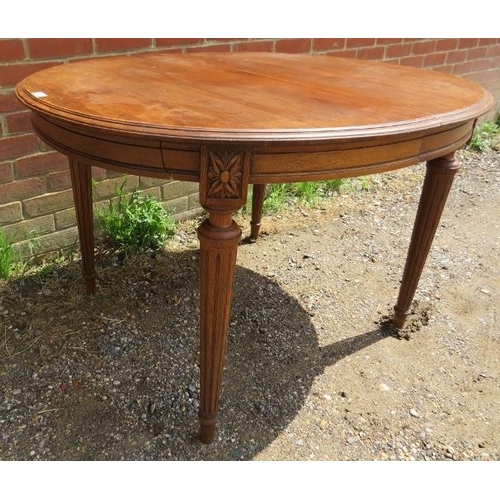 820 - A turn of the century oak oval draw leaf dining table, with two additional leaves, on tapering reede... 