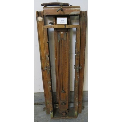 838 - An antique folding portable artist’s easel, on a tripod stand.
H172cm W65cm D108cm (approx).
Conditi... 