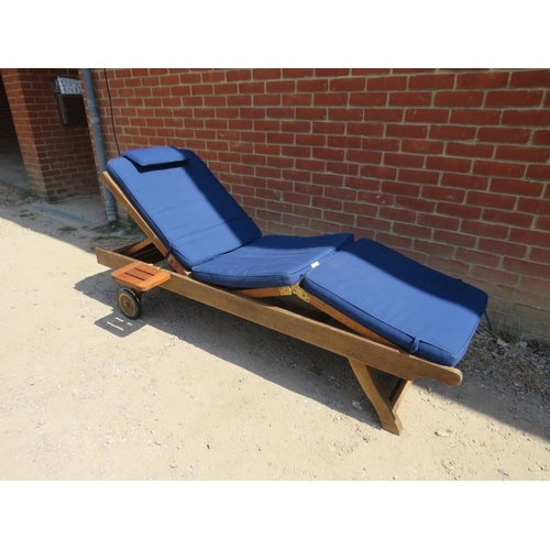 892 - An adjustable teak steamer pool lounger with detachable drinks tray and loose seat squab cushions, o... 