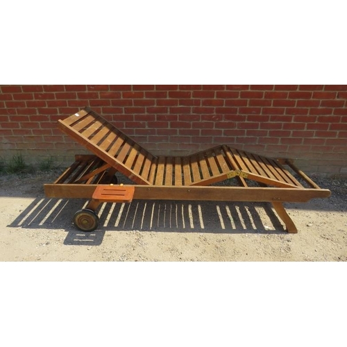 893 - An adjustable teak steamer pool lounger with detachable drinks tray and loose seat squab cushions, o... 