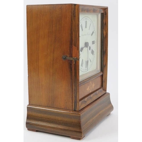 102 - A Camerer, Kuss & Co mantle clock, late 19th/early 20th century. Two keys and pendulum included. 24.... 