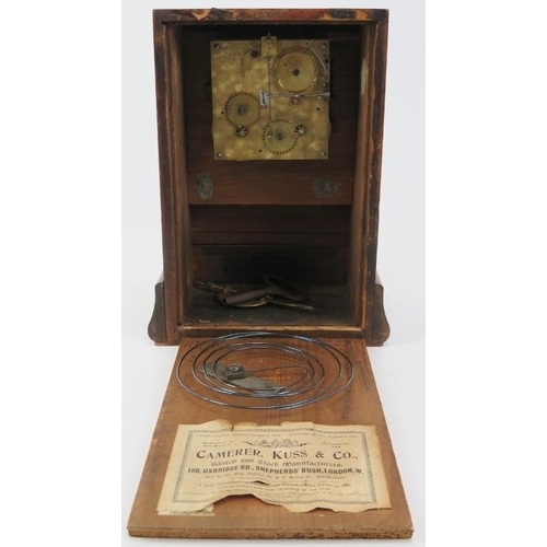 102 - A Camerer, Kuss & Co mantle clock, late 19th/early 20th century. Two keys and pendulum included. 24.... 