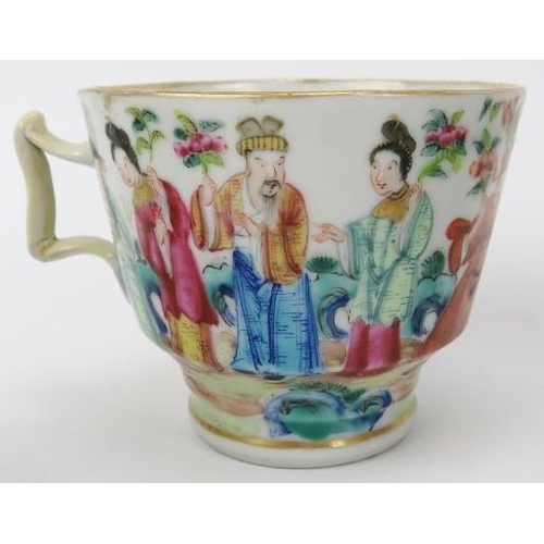 31 - A group of five Chinese Famille rose enamelled porcelain wares, 19th century. Decorated in a variety... 