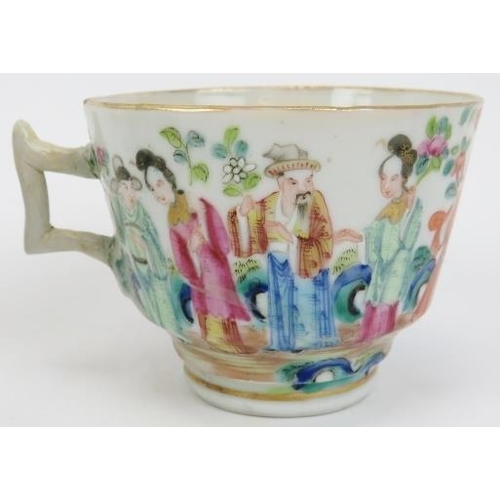 31 - A group of five Chinese Famille rose enamelled porcelain wares, 19th century. Decorated in a variety... 