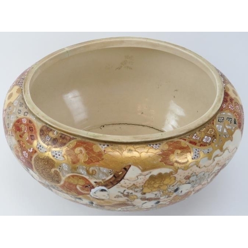 40 - A Japanese Satsuma jardinière, Meiji period (1868 - 1912). Of ovoid form and decorated with figural ... 