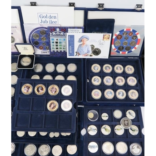 50 - A large collection of British commemorative coins, late 20th/ early 21st century. Notable coins incl... 