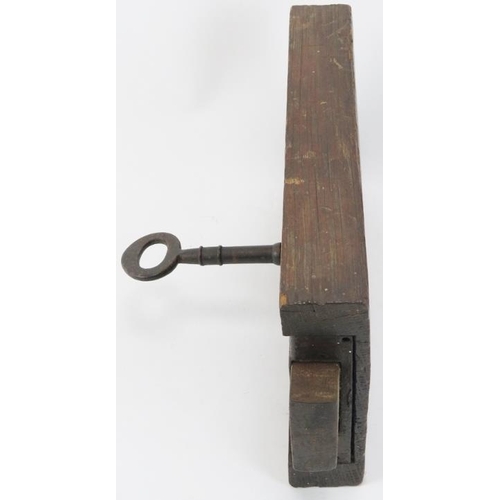 59 - A large door lock and key, 18th century. 14.8 cm height, 25.3 cm width, 4.1 cm depth.
Condition repo... 