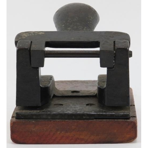 60 - A vintage cast iron and wood hole punch, late 19th/early 20th century. 15.5 cm length.
Condition rep... 