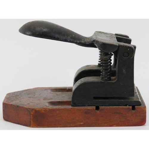 60 - A vintage cast iron and wood hole punch, late 19th/early 20th century. 15.5 cm length.
Condition rep... 