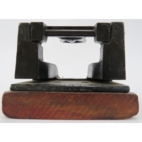 60 - A vintage cast iron and wood hole punch, late 19th/early 20th century. 15.5 cm length.
Condition rep... 