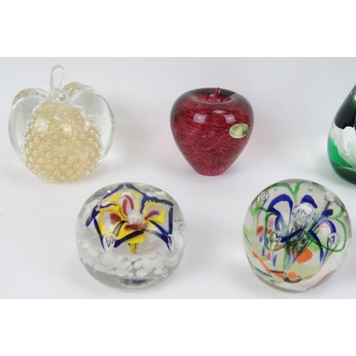 86 - A collection of British and European glass paperweights, 20th century. Notable makers include Wedgwo... 