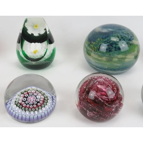 86 - A collection of British and European glass paperweights, 20th century. Notable makers include Wedgwo... 