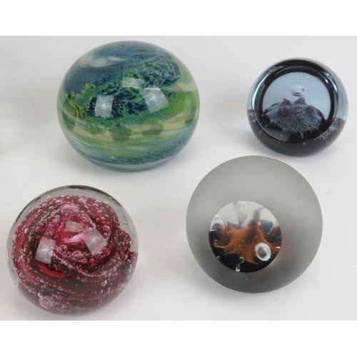 86 - A collection of British and European glass paperweights, 20th century. Notable makers include Wedgwo... 