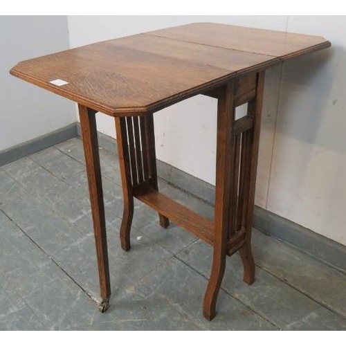 723 - An Edwardian medium oak Sutherland table, on square supports with small brass castors. 
H69cm W46cm ... 