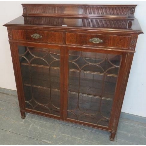 765 - A good quality Edwardian mahogany glazed bookcase, with reeded gallery, housing two cock-beaded shor... 