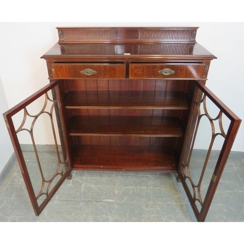 765 - A good quality Edwardian mahogany glazed bookcase, with reeded gallery, housing two cock-beaded shor... 